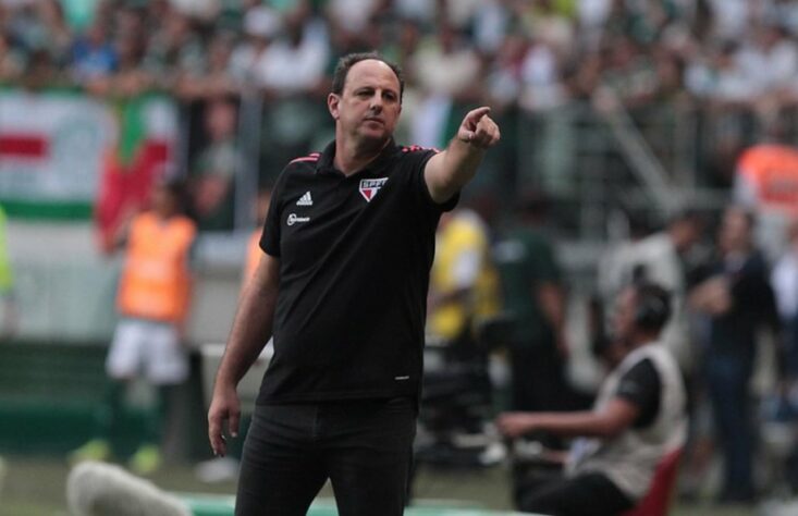 Com a saída de Rogério Ceni do São Paulo na última quarta-feira (19), diversos jogadores se manifestaram nas redes sociais com despedidas e homenagens ao ídolo tricolor, agora ex-treinador. O primeiro a se manifestar foi Calleri, logo depois, tanto veteranos quanto os mais jovens também realizaram postagens de agradecimento.  Porém, o que chamou atenção foi a ausência de homenagens partindo de alguns nomes da equipe, sendo Luan e Marcos Paulo os mais emblemáticos. Isso porque, pouco antes da demissão de Ceni, os dois tiveram algumas desavenças com ele. Marcos Paulo protagonizou uma discussão no CT após algumas postagens suspeitas, enquanto Luan foi alvo de respostas atravessadas em coletivas por conta sua indefinição de futuro quanto a renovação de contrato. Além destes, outros atletas também não se manifestaram, mas nenhum com histórico negativo. Veja todos os atletas que se despediram de Rogério Ceni nas redes sociais.  (Por Izabella Giannola)