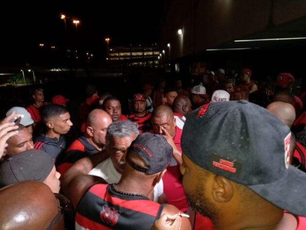 O Flamengo viajou para o Peru onde faria jogo com o Sporting Cristal, na Libertadores, depois da derrota na final do Carioca. A torcida protestou em todo o caminho até o aeroporto e tentou falar com os jogadores, mas sem sucesso novamente. Torcedores prometeram novo protesto e mais pesado.