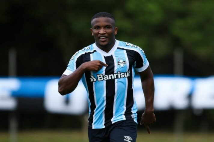 FECHADO - O Grêmio acertou a venda do atacante Elias, que estava emprestado ao New York Red Bulls. O clube da MLS exerceu a opção de compra e fica com o jogador em definitivo. A venda bateu na casa do USD 1 milhão (R$ 5,3 milhões). Pelo empréstimo, o time norte-americano já havia desembolsado USD 150 mil (R$ 808 mil).