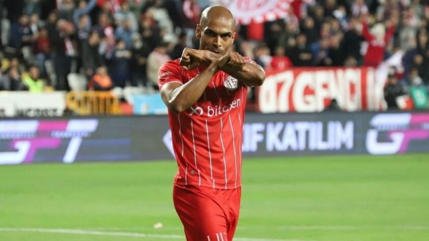 Naldo (Antalyaspor - zagueiro - 33 anos): No futebol brasileiro, Naldo atuou por equipes como Ponte Preta, Cruzeiro e Grêmio. Em seguida rodou por equipes da Espanha e Itália, até chegar ao Sporting, de Portugal. O zagueiro ainda passou por Krasnodar-RUS e Espanyol ate chegar ao Antalyaspor, da Turquia.