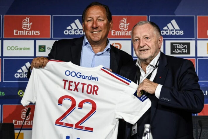 Antes de uma nova temporada surgir no horizonte europeu, alguns clubes estão sob novo comando e administração. Recentemente, John Textor, dono do Botafogo e do Crystal Palace, adquiriu participação majoritária no Lyon. Pensando neste tópico, o LANCE! traz a seguir os proprietários de times espalhados pelo Velho Continente.