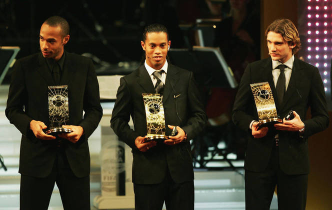 Ronaldinho Gaúcho (2004) - Clube que defendia: Barcelona - Segundo e terceiro colocados: Thierry Henry e Shevchenko