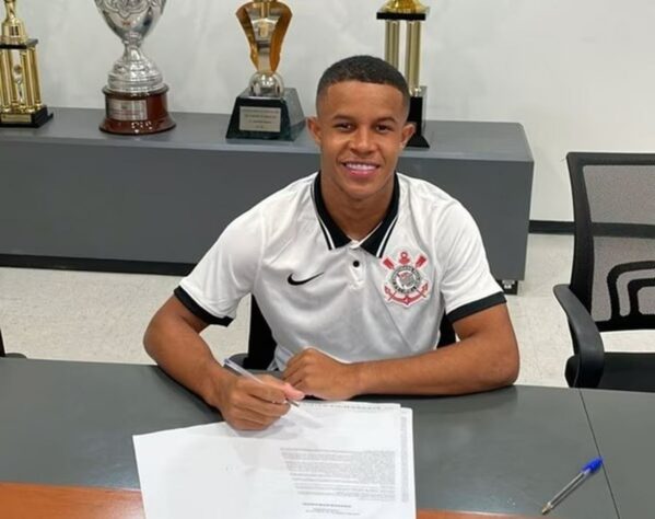 Pedro (atacante - Corinthians - 16 anos): multa de 50 milhões de euros (R$ 264 milhões) para mercado externo / multa de R$ 50 milhões para mercado interno - informação do portal "Meu Timão".