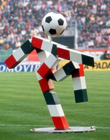 Ciao é um boneco composto por barras e traz as cores da bandeira italiana. A composição das formas geométricas fazem mascote ter o formato de um jogador de futebol, com uma bola representando a cabeça.