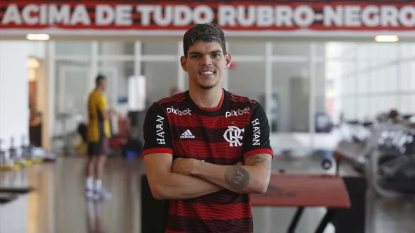 FECHADO - Recém-contratados, o lateral-esquerdo Ayrton Lucas e o goleiro Santos foram apresentados pelo Flamengo na sala de imprensa do CT na tarde desta sexta-feira.