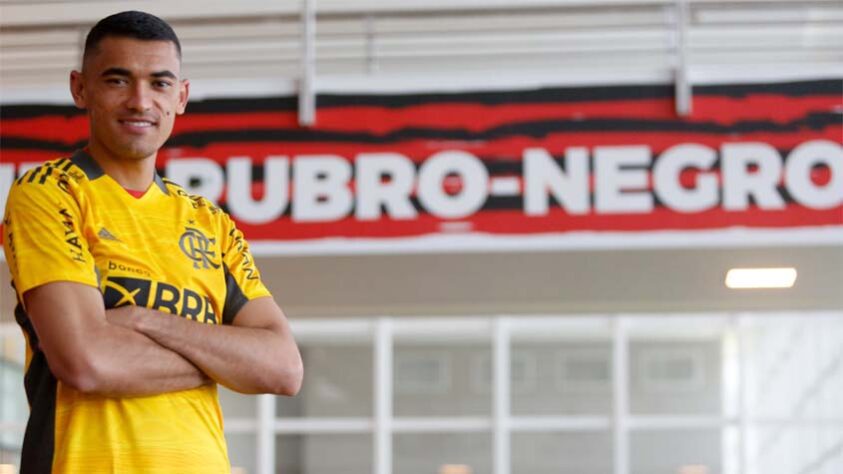 Outro desgaste nos bastidores entre as equipes foi em relação a negociação do Flamengo com o goleiro Santos. O presidente Mario Celso Petraglia tentou evitar a saída do goleiro, mas perdeu a batalha com o time carioca.