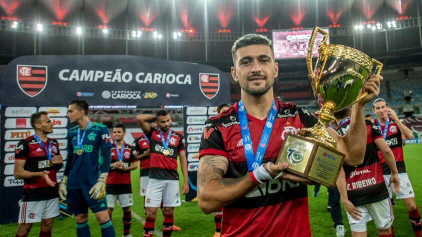 O uruguaio Arrascaeta com a taça do Campeonato Carioca de 2020