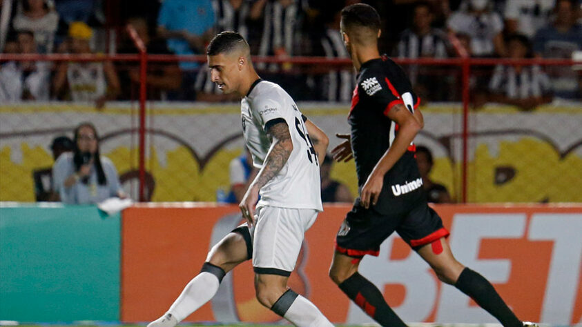 O Botafogo empatou por 1 a 1 contra o Atlético-GO, pela 3ª rodada do Brasileirão, neste domingo. Muito do resultado se deve a uma falha do goleiro Diego Loureiro, no gol da equipe goiana. Chay e Saravia foram importantes para a equipe alvinegra buscar o empate. Confira as notas dos jogadores alvinegros (por Luan Fontes - luanfontes@lancenet.com)