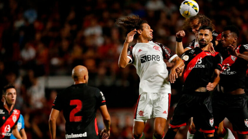 O Flamengo empatou com o Atlético-GO por 1 a 1 na primeira rodada da Série A do Campeonato Brasileiro. O Rubro-Negro criou oportunidades, mas saiu atrás no placar. Bruno Henrique, de cabeça, foi quem fez gol do time da Gávea no final do segundo tempo, aos 38 minutos.