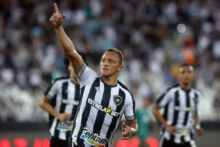 FECHADO - O contrato de Carlinhos com o Botafogo foi renovado nesta quarta-feira. O novo vínculo apareceu no BID (Boletim Informativo Diário) da CBF no fim da manhã e já consta nos registros das competições.