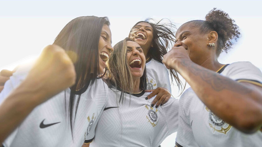 Nova camisa do Corinthians homenageia o ano vitorioso de 2012.