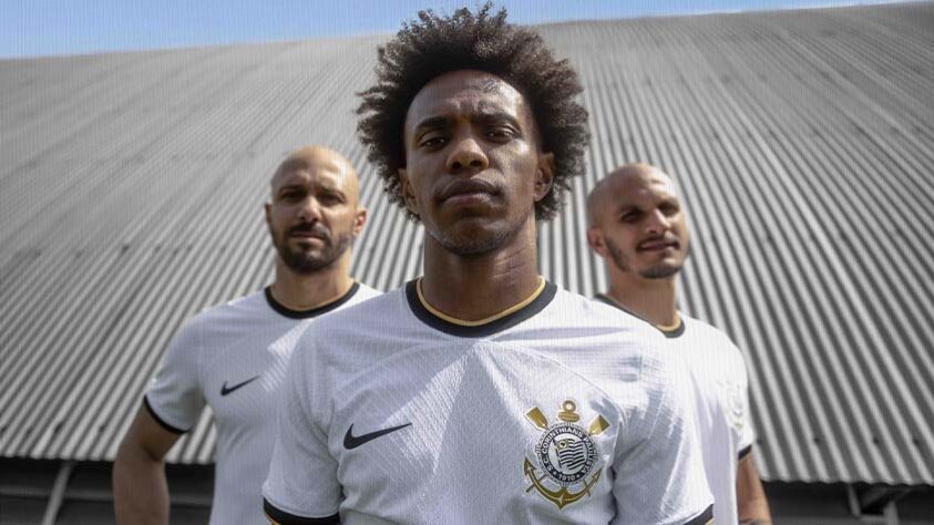 Nova camisa do Corinthians homenageia o ano vitorioso de 2012. Willian, Alessandro e Fábio Santos posaram para foto de divulgação. 