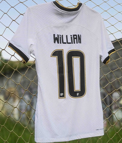 Nova camisa do Corinthians homenageia o ano vitorioso de 2012. 