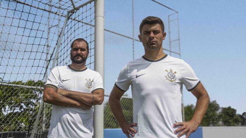 Nova camisa do Corinthians homenageia o ano vitorioso de 2012. Danilo e Alex, que jogaram no time na época, posaram para fotos de divulgação.
