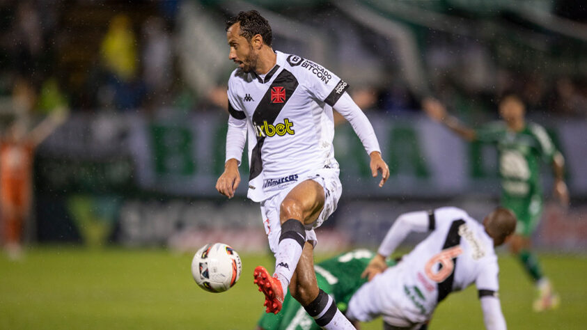 Após o empate em 0 a 0 com a Chapecoense, na última sexta-feira, o Vasco alcançou a marca de 11 jogos sem vencer pela Série B do Campeonato Brasileiro. A última vitória foi por 2 a 1, no dia 16 de outubro de 2021, contra o Coritiba em São Januário, pela 30ª rodada. Os gols foram marcados por Germán Cano e Nenê. E Léo Gamalho diminuiu para o Coxa.