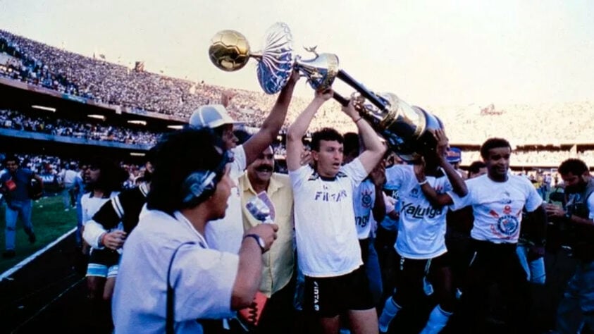 1990: estreia na primeira fase (grupo A) – Grêmio 3 x 0 Corinthians – Olímpico – (Corinthians terminou campeão)