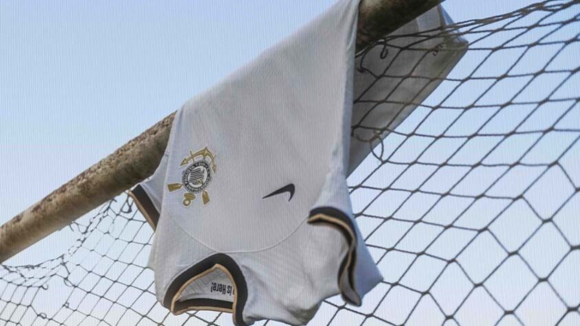 Nova camisa do Corinthians homenageia o ano vitorioso de 2012.