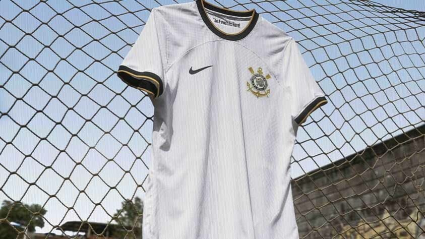 O Corinthians lançou sua nova camisa titular, nesta terça-feira. O uniforme faz homenagem aos títulos da Libertadores e do Mundial em 2012. Confira fotos do novo uniforme!