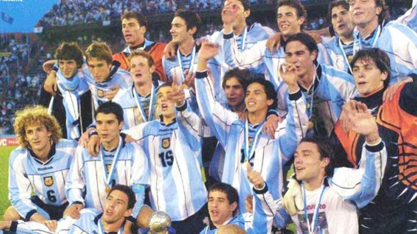 Com a Argentina, ele conquistou o Campeonato Mundial sub-20 de 2001. D'Ale foi um dos destaques do torneio.