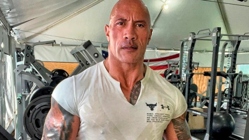 Dwayne Johnson -  O ator hollywoodiano jogava futebol americano na Universidade de Miami. The Rock, como também é conhecido, concilia a atuação com o Wrestling.