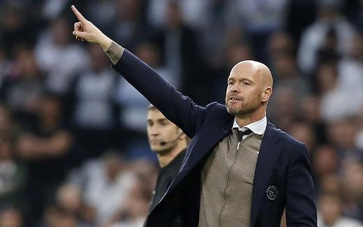 ESQUENTOU - O Manchester United ganhou concorrência na disputa pela contratação do técnico Erik Ten Hag. De acordo com o jornal inglês ‘Mirror’, o holandês, atualmente no Ajax, recebeu uma proposta do RB Leipzig. O RB Leipzig teria oferecido um contrato milionário para acertar com o treinador. Ainda segundo o jornal, Erik Ten Hag estaria insatisfeito com a demora do Manchester United em preparar a proposta ao técnico.