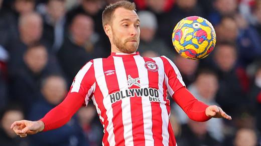 ESQUENTOU - Erik Ten Hag já se prepara para reforçar o Manchester United nesta janela de transferências. Segundo o jornal ‘The Athletic’, o clube fez uma proposta para Eriksen se transferir sem custos. O meia encerra seu contrato com o Brentford no dia 30 de junho. O Manchester United, porém, tem De Jong como prioridade no mercado desta janela de transferências. O clube inglês negocia com o Barcelona, mas o alto valor do meia holandês atrapalha os planos dos Red Devils.