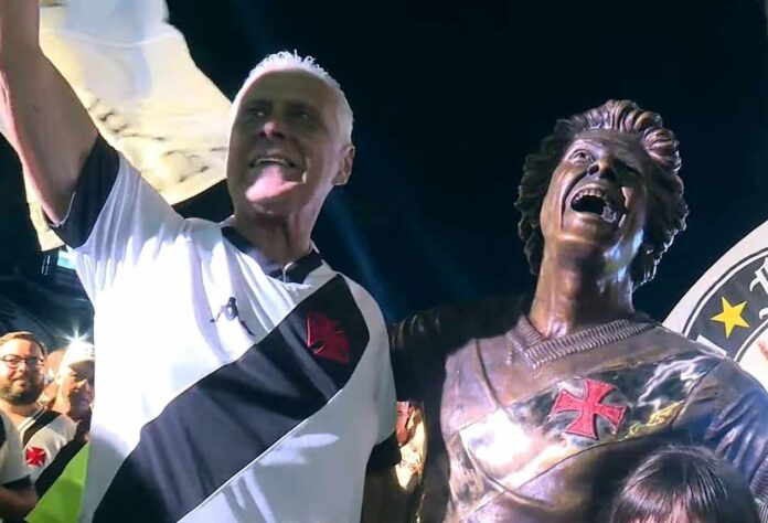 Na manhã deste domingo (08), faleceu Roberto Dinamite, maior ídolo da história do Vasco. Pelo cruz-maltino, o atacante fez mais de 700 gols e, no cenário nacional, ostenta a artilharia histórica do Campeonato Brasileiro. Muitos clubes e personalidades se solidarizaram com a morte do notável jogador. Confira algumas declarações sobre o acontecimento.