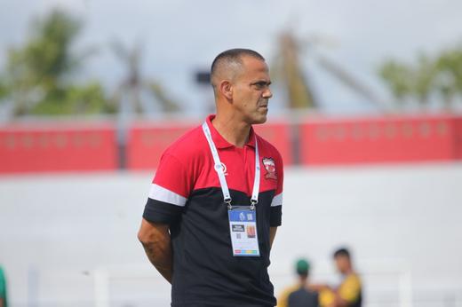 FECHADO - Contratado em novembro do ano passado para tentar evitar o rebaixamento do Madura United, o técnico Fábio Lefundes encerrou a temporada 2021/2022 com uma boa campanha e manteve o clube na elite do futebol da Indonésia. De contrato renovado, o treinador agora terá maior tempo de preparação e poderá fazer mudanças em busca de um melhor nível para a próxima temporada. 