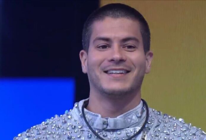 Ganhador do Big Brother Brasil 22, o ator e cantor Arthur Aguiar é torcedor do Flamengo e falou sobre o clube por algumas vezes enquanto esteve na casa do BBB.