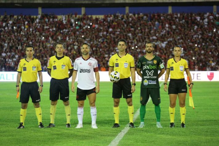 O Altos-PI chamou a atenção por um patrocinador inusitado na derrota por 2 a 1 contra o Flamengo, na Copa do Brasil. O clube do Nordeste, na busca por uma receita maior, fechou parceria pontual com o site adulto Fatal Model, que teve sua marca colocada na frente da camisa. O Fatal Model é um site de busca para acompanhantes que oferece sexo presencial e virtual. Veja outros uniformes que já pareceram painéis de propaganda, com as camisas chamando a atenção por enorme exposição de marcas ou por estampas inusitadas.