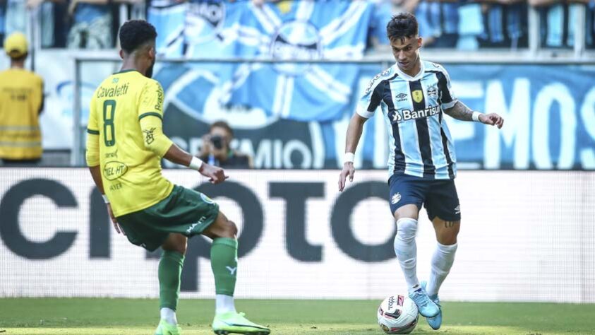 Rogério Ceni estaria buscando um jogador velocista como Ferreirinha para a temporada 2023. O jogador quase trocou o Grêmio, onde foi revelado e com quem mantém contrato até 2024, pelo futebol estadunidense no fim da última temporada, mas o negócio melou. Conforme informado ao LANCE!, em uma primeira sondagem, o valor que giraria em torno do atleta seria de  Velocista, como gostaria Ceni, o jogador quase trocou o Grêmio, onde foi revelado e com quem mantém contrato até 2024, pelo futebol estadunidense no fim da última temporada, mas o negócio melou.