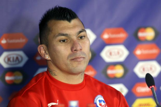 FECHADO - A notícia desta quarta-feira no futebol chileno está em torno do volante Gary Medel, que está de malas prontas para voltar ao país natal. O clube escolhido também está definido. Trata-se da Universidad Católica, clube o qual o projetou para o mundo da bola.