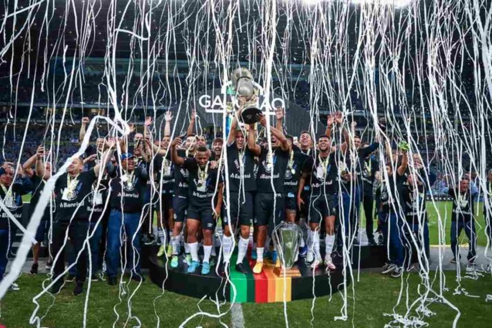 ESQUENTOU - Em meio à conquista do quinto título do Campeonato Gaúcho de forma consecutiva e a promessa de dirigentes pela chegada de reforços para a Série B, o Grêmio deve perder pelo menos quatro peças do elenco para o restante da temporada. De acordo com informações da Rádio Grenal, dirigentes tricolores confirmaram que o meia Victor Bobsin, o volante Matheus Frizzo e Rildo devem acertar suas saídas durante a próxima semana.