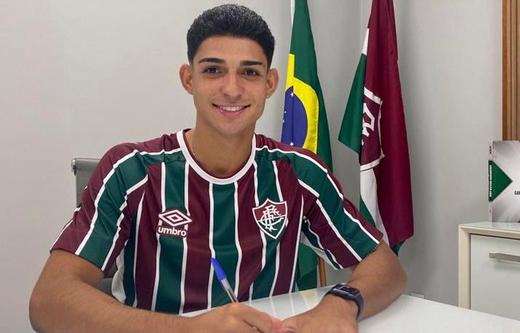 FECHADO - O Fluminense acertou a renovação do contrato do centroavante Gustavo Lobo, de apenas 18 anos. O novo vínculo entre clube e jogador é válido até o dia 31 de dezembro de 2025, com multa rescisória de 50 milhões de euros (R$ 250,5 milhões na cotação atual).