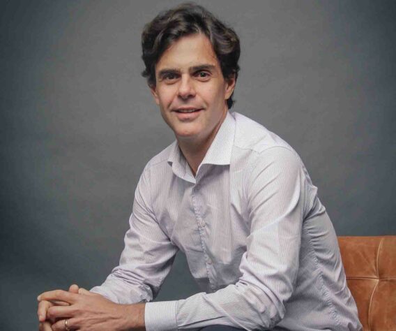 24° lugar na lista nacional da Forbes - Guilherme Benchimol (46 anos): fortuna estimada em 2 bilhões de dólares (R$ 10,3 bilhões) - fonte da riqueza: Grupo XP - Guilherme não tem o time revelado, mas a XP tem intermediado negociações e investimentos no futebol brasileiro, como venda da SAF de clubes.