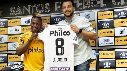 FECHADO - O meia-atacante Jhojan Julio foi apresentado oficialmente pelo Santos em coletiva nesta quinta-feira. O equatoriano vai vestir a camisa 8 do Peixe e chega por empréstimo até maio de 2023, com opção de compra após o encerramento do vínculo.