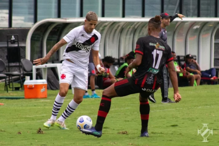 FECHADO - O lateral-direito JP Galvão, do Vasco, está deixando o clube cruz-maltino para assinar contrato de empréstimo com o Botafogo. No Glorioso, o jogador de 20 anos deverá ser utilizado prioritariamente pelo time B.
