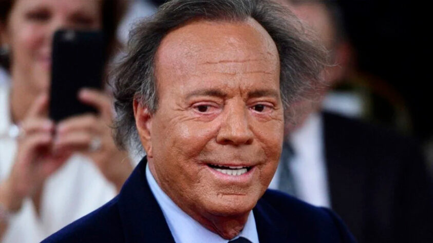 Julio Iglesias - O astro latino teve seu passado no futebol. Durante certa época, o cantor jogou no Real Madrid chegando a ingressar no profissional do clube. Todavia, largou a carreira no futebol por causa de um acidente de carro. 