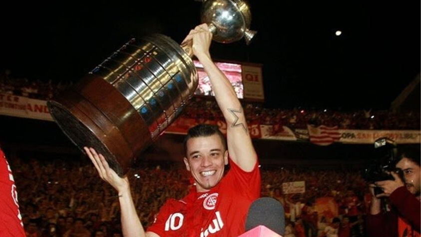 Em 2010, o jogador levou o Internacional até a conquista do bicampeonato da Libertadores da América. O bom desempenho do jogador na equipe rendeu a ele o prêmio de melhor jogador do futebol sul-americano.