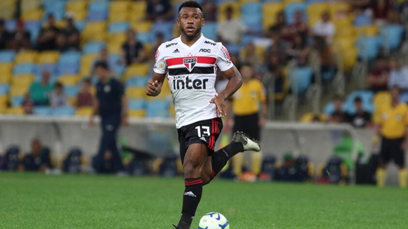 De virada, o São Paulo saiu com a vitória por 3 a 1 contra o Botafogo-SP pela última rodada da fase de grupos do Paulista. Mesmo com um primeiro tempo abaixo, as substituições de Ceni surtiram efeito. Os autores dos gols foram Luan, Galoppo e Juan. Com o resultado, o Tricolor ficou na liderança do grupo B e terá o mando de campo das quartas de final do Campeonato Paulista, contra o Água Santa. Veja as atuações individuais dos jogadores. (Por Izabella Giannola)