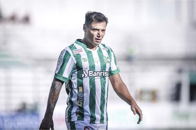 Mauro Zárate - Atacante argentino de 35 anos. O último clube do jogador foi o Juventude. Ele está sem contrato desde março de 2022. O atleta se afastou do último clube por conta de problemas familiares.