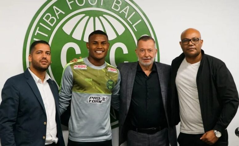 FECHADO - Revelado nas categorias de base do São Paulo, o lateral-direito Nathan acertou sua transferência por empréstimo – com opção de compra - para o Coritiba até o final do Estadual de 2023. 