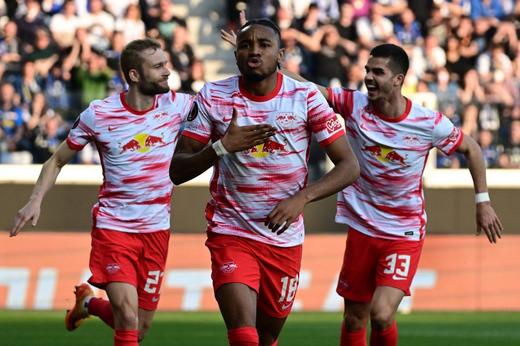 MELOU - Oliver Mintzlaff, dirigente do RB Leipzig, afirmou que o atacante Christopher Nkunku não irá deixar o clube na próxima janela de transferências. Em entrevista à "Sky Sports", o cartola disse que pretende manter grande parte do elenco atual para 2022/2023. "Nkunku será nosso jogador na próxima temporada. Nosso objetivo é manter o time junto para a próxima temporada."