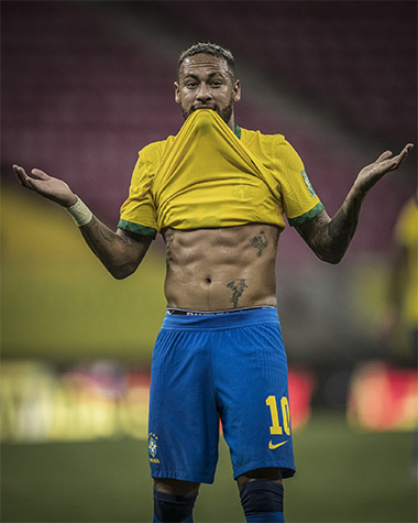 Após ser criticado por internautas sobre sua forma física, em setembro de 2021, Neymar marcou um dos gols da vitória sobre o Peru, postou uma foto com a camisa levantada e colocou como legenda: "gordinho bom de bola".