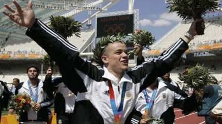 Em 2004, o jogador estava presente no elenco que levou a inédita conquista do Ouro Olímpico nos Jogos de Atenas com a Argentina.