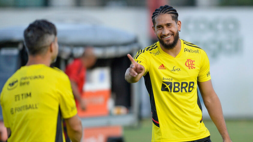 O elenco do Flamengo está de manto novo! Nesta segunda, os jogadores utilizaram pela primeira vez o novo uniforme de treino do clube. Confira na galeria as imagens!