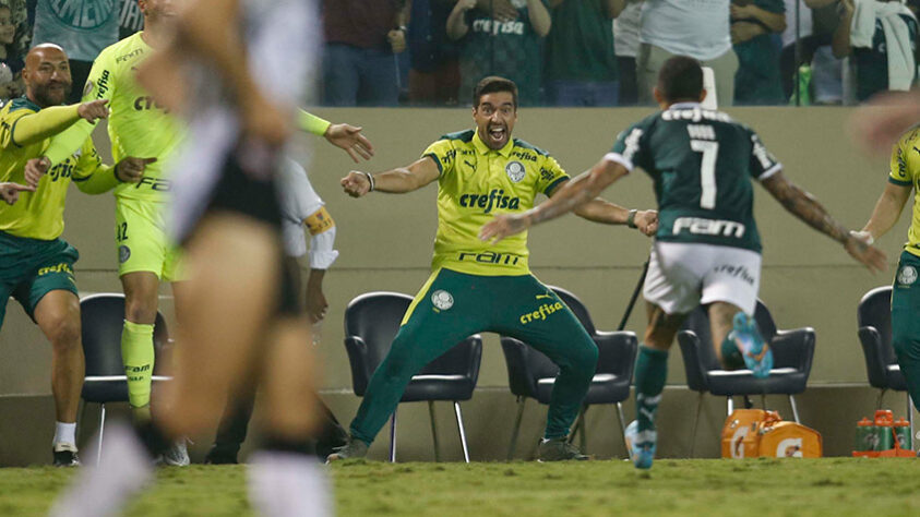 O Palmeiras venceu o Corinthians, neste sábado, na Arena Barueri, por 3 a 0 e teve enorme facilidade para derrotar o rival em confronto pelo Brasileirão. Tanto é que o time teve vários destaques individuais no duelo. Confira, na galeria, as notas de cada jogador do Verdão. (por Alexandre Guariglia)