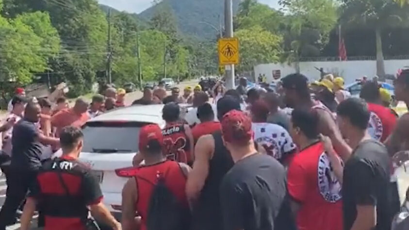 Entretanto, a semana foi turbulenta. Torcedores foram ao Ninho do Urubu, na sexta-feira (08), protestar contra os jogadores e cercaram carros que entravam no CT. Alguns atletas receberam fortes cobranças, tal qual o vice de futebol do clube, Marcos Braz. 