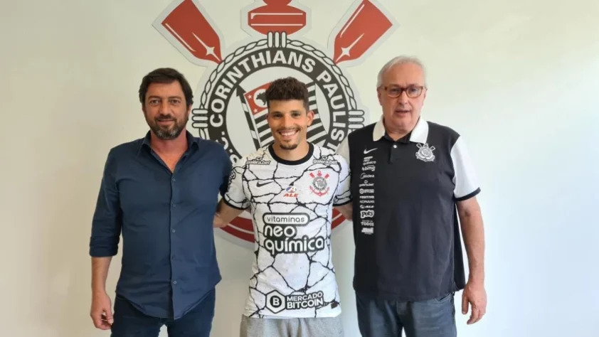FECHADO -  O lateral-direito português Rafael Ramos foi apresentado no Corinthians nesta sexta-feira (15). Ele vestirá a camisa número 21 do clube alvinegro.