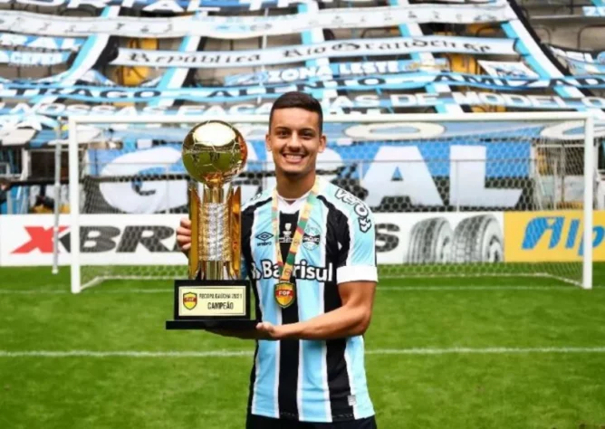 FECHADO - O atacante Ricardinho é mais um ‘reforço’ do Grêmio para a disputa da Série B. Após sete meses em Portugal, onde defendeu as cores do Marítimo, ele volta ao Tricolor. Aos 20 anos, Ricardinho tem acordo com o Grêmio até dezembro de 2024.